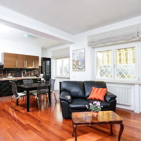 Appartement Eur Bright Spacious Terraced With Private Parking Only For Small Cars *