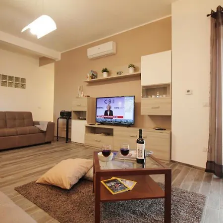 Appartement Eur Bright Spacious Terraced With Private Parking Only For Small Cars