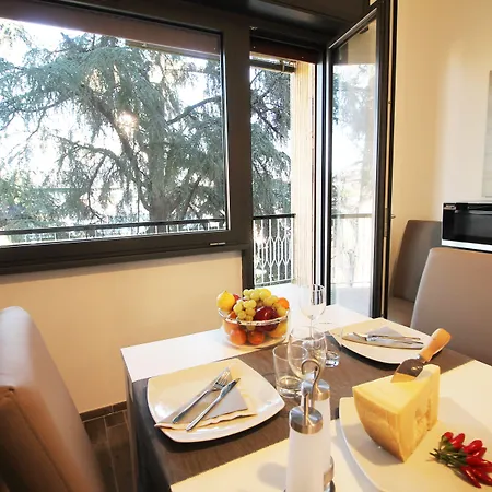 Appartement Eur Bright Spacious Terraced With Private Parking Only For Small Cars