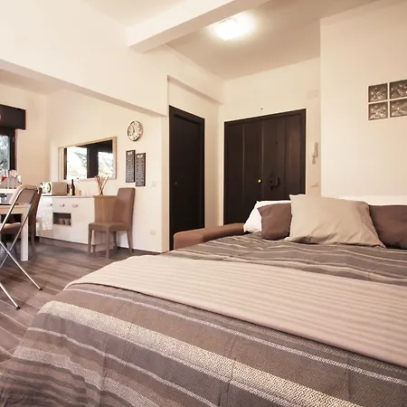 Appartement Eur Bright Spacious Terraced With Private Parking Only For Small Cars *