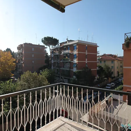 Eur Bright Spacious Terraced With Private Parking Only For Small Cars Appartement *
