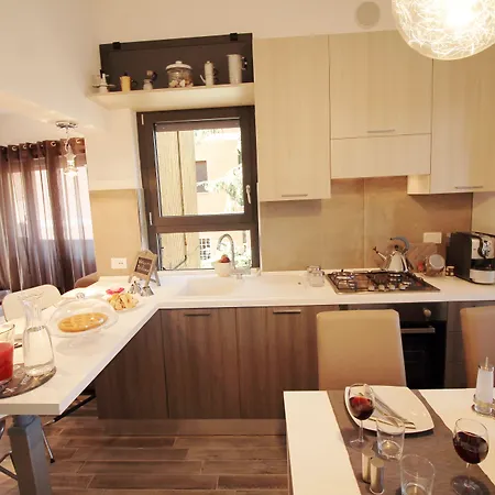 Eur Bright Spacious Terraced With Private Parking Only For Small Cars