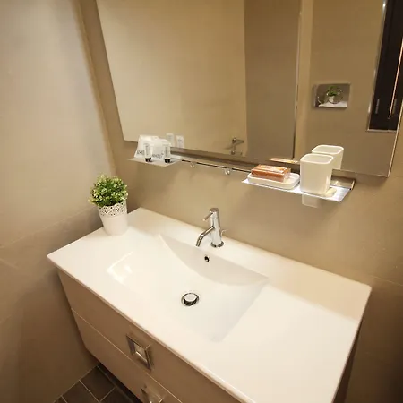 Eur Bright Spacious Terraced With Private Parking Only For Small Cars Appartement *