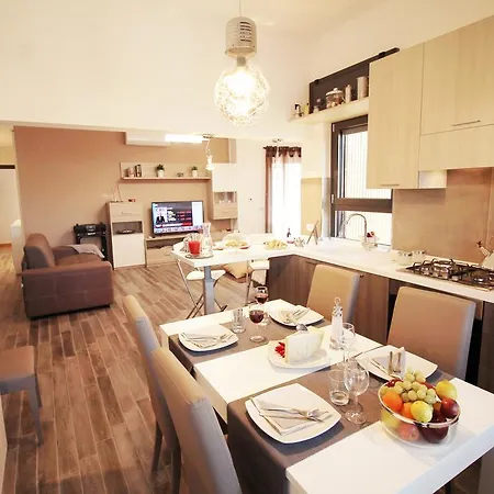 Eur Bright Spacious Terraced With Private Parking Only For Small Cars Apartment