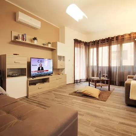 Eur Bright Spacious Terraced With Private Parking Only For Small Cars