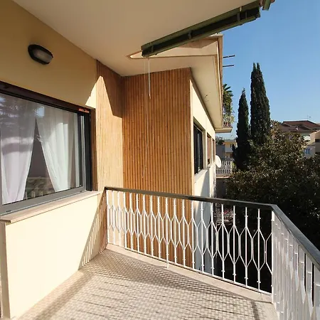 Eur Bright Spacious Terraced With Private Parking Only For Small Cars Apartment *