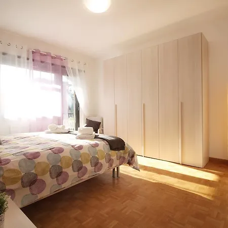 Eur Bright Spacious Terraced With Private Parking Only For Small Cars Apartment
