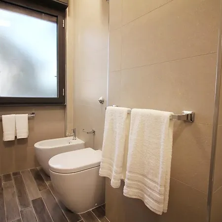 Eur Bright Spacious Terraced With Private Parking Only For Small Cars Apartment *
