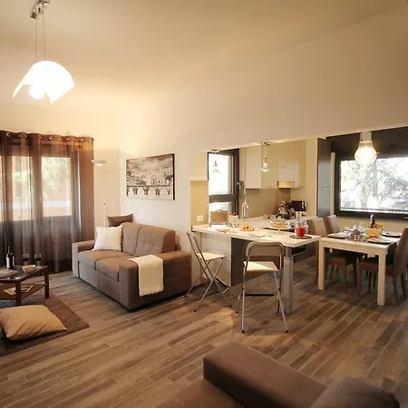 Eur Bright Spacious Terraced With Private Parking Only For Small Cars *