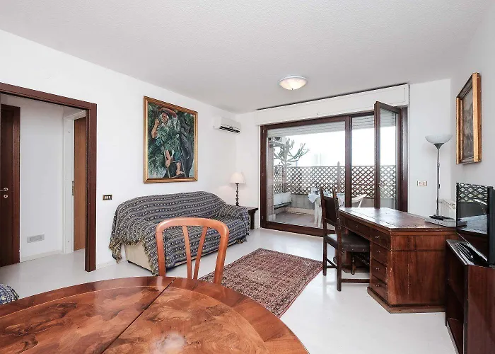 Eur Bright Spacious Terraced With Private Parking Only For Small Cars Lejlighed