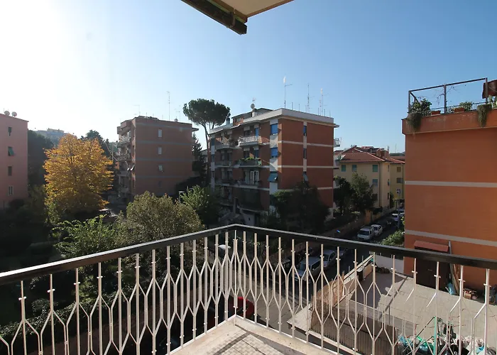 Eur Bright Spacious Terraced With Private Parking Only For Small Cars Lejlighed *