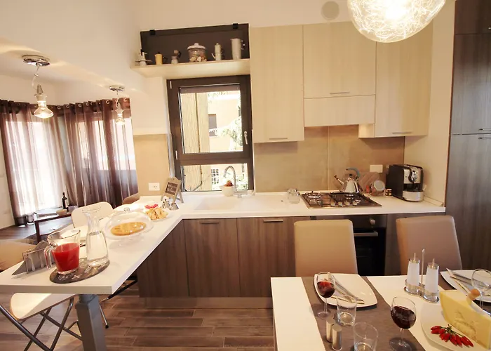 Eur Bright Spacious Terraced With Private Parking Only For Small Cars