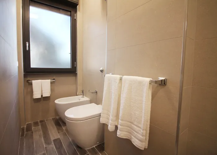 Eur Bright Spacious Terraced With Private Parking Only For Small Cars