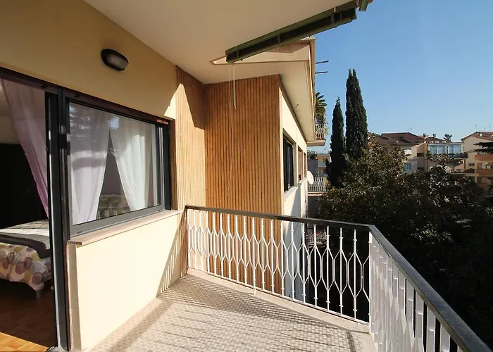 Eur Bright Spacious Terraced With Private Parking Only For Small Cars Lejlighed *