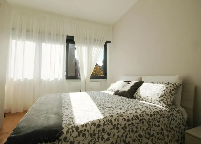 Eur Bright Spacious Terraced With Private Parking Only For Small Cars Rom